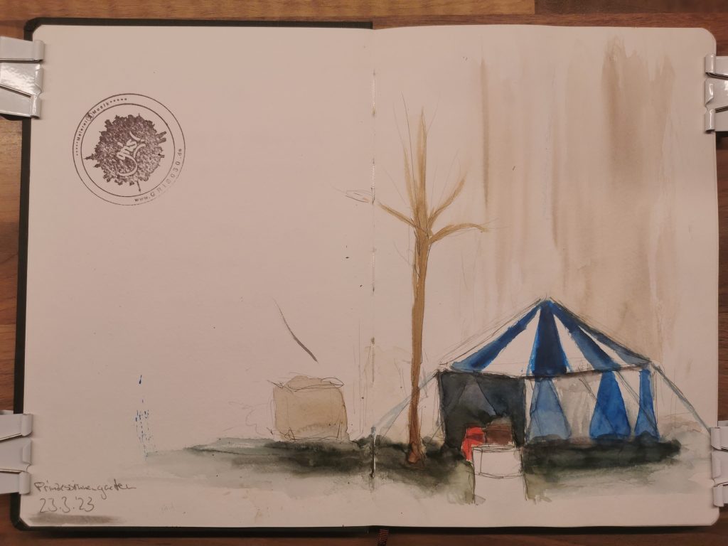 Foto: Doppelseite "Prinzessinengarten" aus einem Sketchbook vom 23.03.2023, Aquarellzeichnung eines blau-weißen Zelt